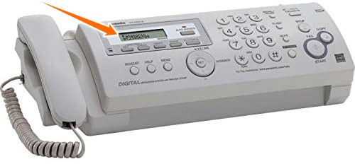 Display LCD di un apparecchio fax Panasonic con una freccia che indica il messaggio